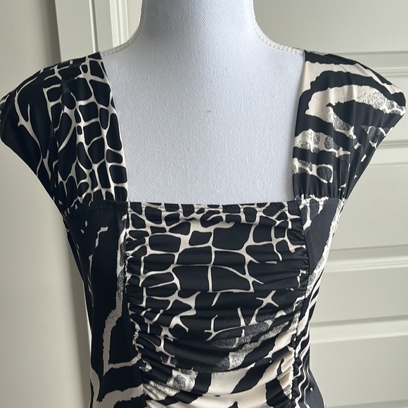 Black and white sleeveless top. - Picture 2 of 7
